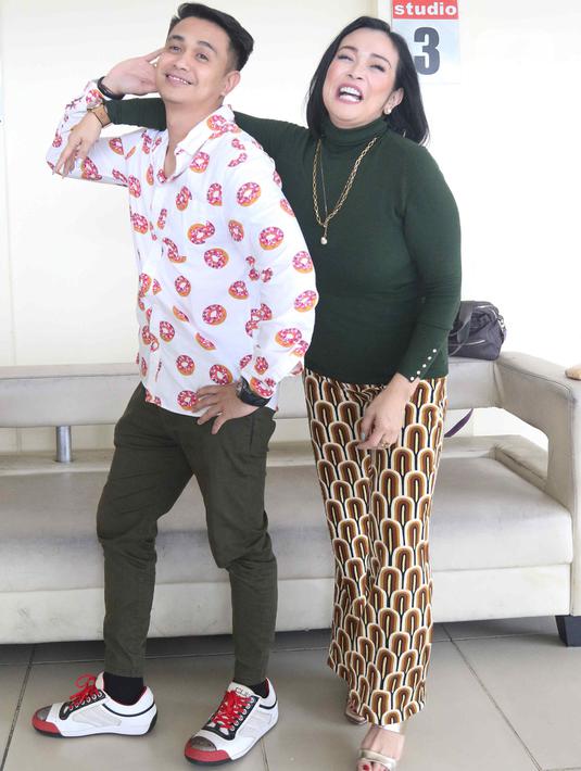 Pasangan selebritis Ajun Perwira dan Jennifer Jill berpose di kawasan Cipinang Cempedak, Jakarta, Selasa (9/8/2022). Istri dari artis Ajun Perwira, Jennifer Jill belum lama ini membagikan potret bahagia karena berhasil menurunkan berat badan hingga 24 kilo selama satu tahun. (Liputan6.com/Herman Zakharia)