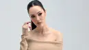Kenakan outfit yang sama, Cathy Sharon hadirkan pesona yang berbeda dengan lipstik nude [@cathysharon]