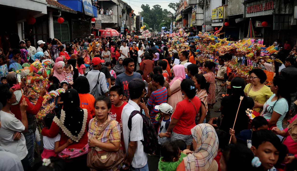 Ribuan warga memadati Jalan Suryakencana, Bogor, Jawa Barat jelang pawai kesenian dalam rangka Pesta Rakyat dan perayaan Cap Go Meh, Kamis (5/3/2015). Perayaan Cap Go Meh di Kota Bogor berlangsung meriah. (Liputan6.com/Helmi Fithriansyah)