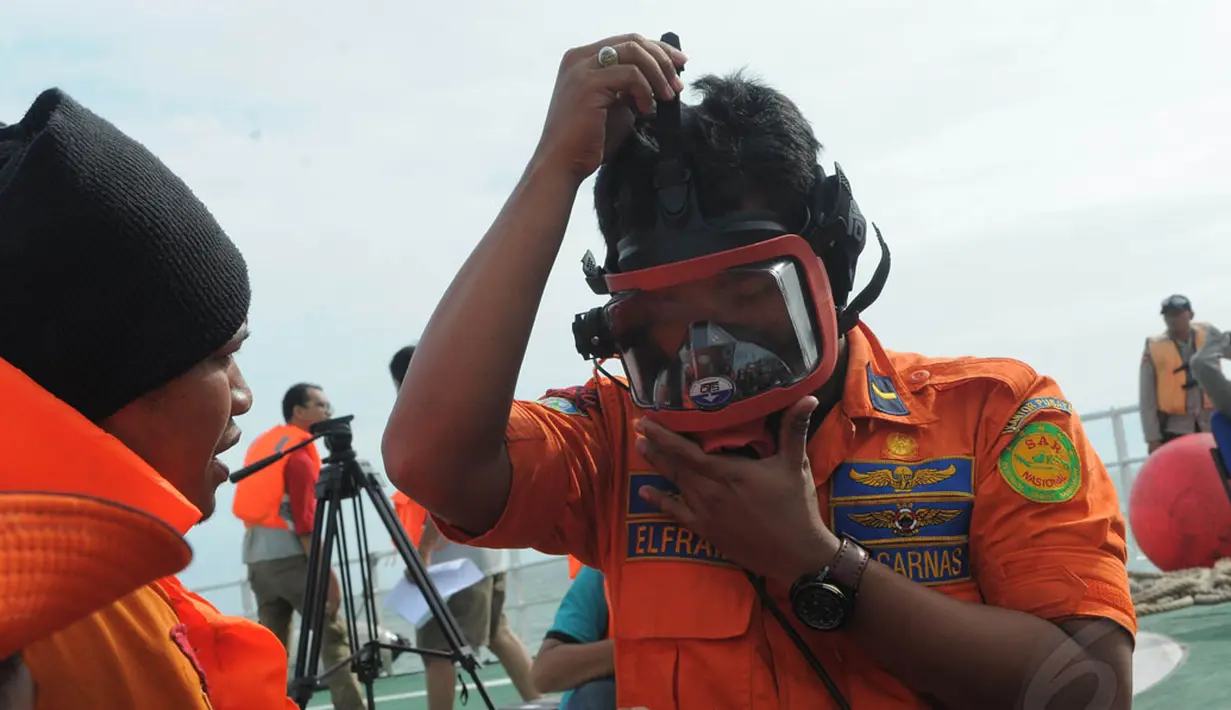 Tim Penyelam Basarnas melakukan persiapan pencarian korban pesawat AirAsia QZ8501 di perairan selat Karimata Kalimantan Tengah, Jumat (2/1/2015). 13 orang tim penyelam di siagakan untuk melakukan pencaraian di bawah laut. (Liputan6.com/Herman Zakharia)