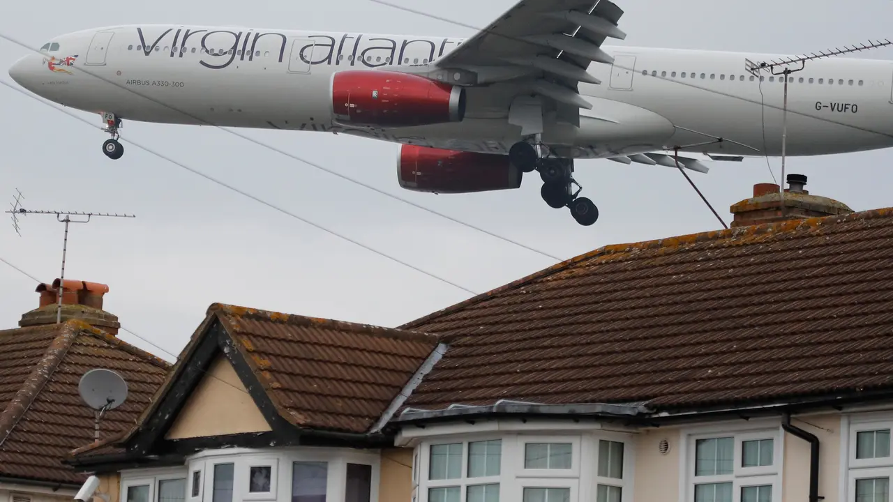 20161025-Setiap Hari Pesawat Terbang Rendah di Perumahan Ini-London