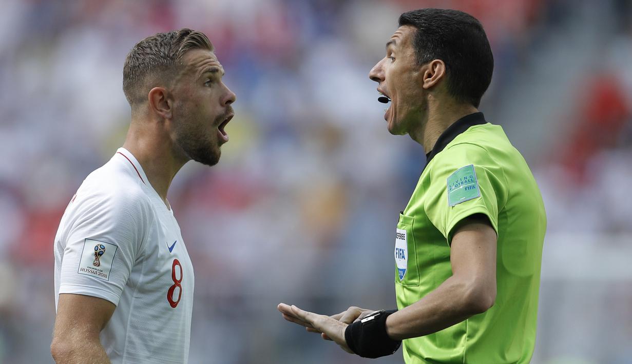 Gelandang Inggris, Jordan Henderson, memprotes wasit Ghead Grisha saat melawan Panama pada laga grup G Piala Dunia di Stadion Nizhny Novgorod, Nizhny Novgorod, Minggu (24/6/2018). Inggris menang 6-1 atas Panama. (AP/Victor Caivano)