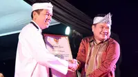 Konsistensi dalam mengusung kebijakan berfalsafah kesundaan membuat Bupati Purwakarta Dedi Mulyadi meraih penghargaan.