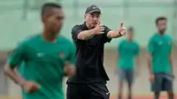 Ekspresi Alfred Riedl bila ada pemain yang tidak menjalani instruksi dengan benar pada latihan Timnas Indonesia di Stadion Manahan, Solo (24/9/2016). (Bola.com/Peksi Cahyo)