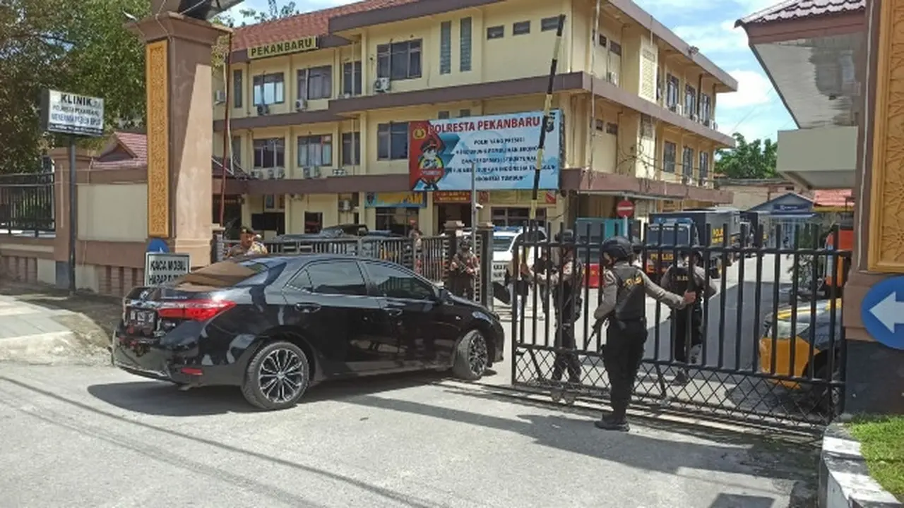 Polresta Pekanbaru memperketat pengawasan warga yang masuk sebagai antisiasi kejadian bom Polsek Astana Anyar.