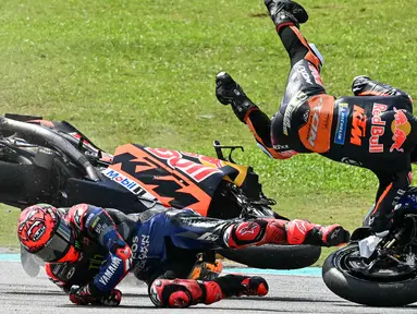 Pembalap KTM, Jack Miller (kanan) terlempar ke udara saat terjatuh bersama pembalap Yamaha, Fabio Quartararo dalam ajang balap MotoGP Malaysia 2024 yang berlangsung di Sirkut Sepang, Malaysia, Selasa (05/11/2024). (AFP/Mohd Rasfan)