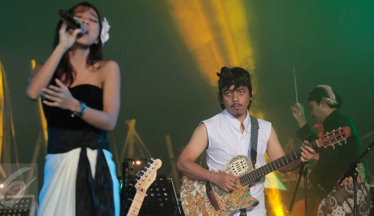Penampilan Dewa Budjana saat duet dengan Cabrini Asteriska saat konser bertajuk ' Zentuary' di Tebing Breksi, Prambanan, Sleman, DIY, Jumat (23/11). (Regina Safri)