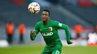 BINTANG MUDA - Chelsea dikabarkan nyaris mendapatkan bintang muda Ghana yang bermain bagi klub Augsburg, Baba Rahman. (Bild)