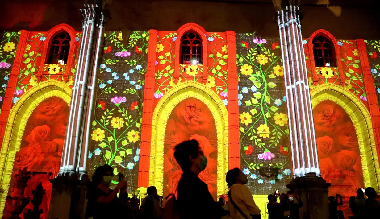 Orang-orang menikmati pertunjukan Lisbon Under Stars di Reruntuhan Gereja Carmo di Lisbon, Portugal (26/8/2020). Pertunjukan ini akan berlangsung hingga 31 Oktober merupakan pertunjukan multidisiplin yang bertujuan untuk meningkatkan budaya dan warisan Lisbon. (Xinhua/Pedro Fiuza)