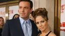 Jennifer Lopez pernah bertunangan dengan Ben Affleck. Ben membatalkan pernikahan mereka empat hari sebelum hari H dan memutuskan hubungan beberapa bulan kemudian. (fuull.ec)