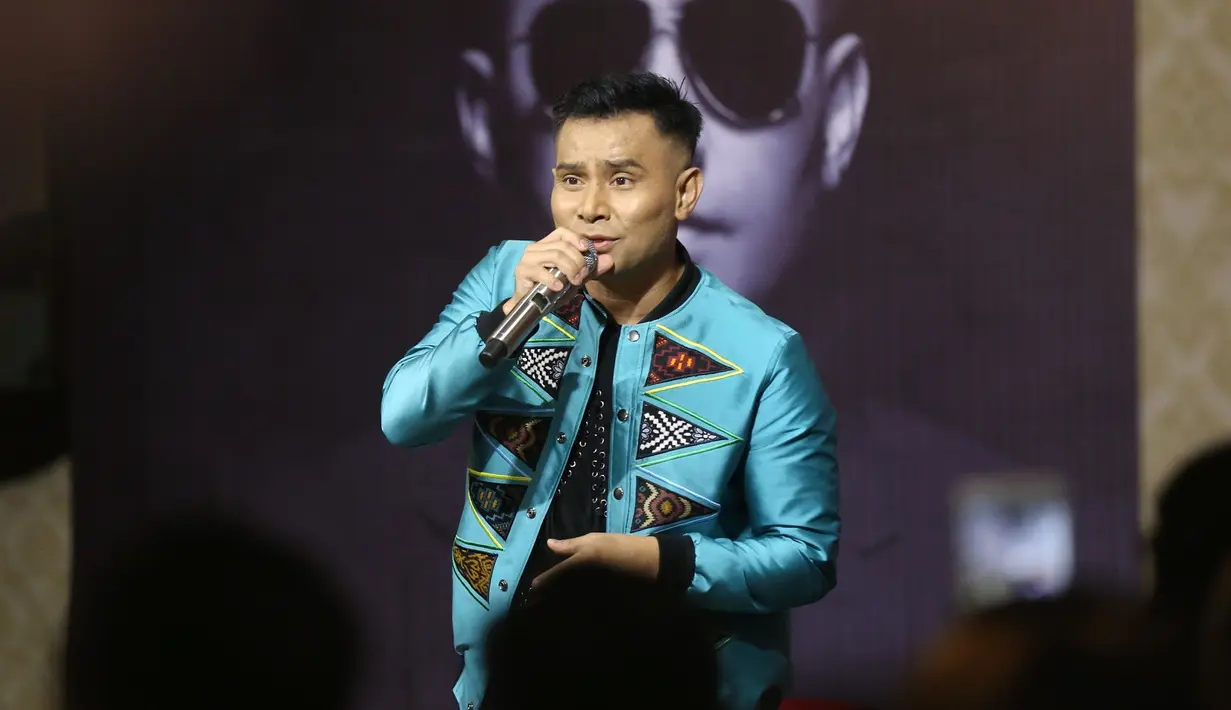 Di samping itu, ia tak menampik jika bisnis barunya ini sebagai investasi jangka panjang. Sebab tidak menutup kemungkinan kariernya di industri musik tidak bertahan karena banyaknya artis baru yang bermunculan. (Nurwahyunan/Bintang.com)