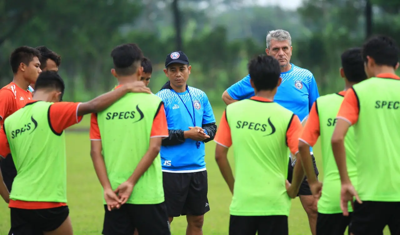 Suasana latihan Arema di bawah asuhan pelatih Joko Susilo. (Liputan6.com/Rana Adwa)