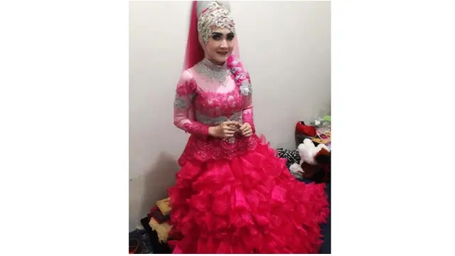 Dalam beberapa acara, Nella Kharisma berdandang dengan hijab glamor. Ia terlihat bak pengantin.