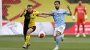 Pemain Watford Tom Cleverly (kiri) berebut bola dengan pemain Manchester City Bernardo Silva pada lanjutan Liga Premier Inggris di Stadion Vicarage Road, Watford, Inggris, Selasa (21/7/2020). Manchester City menang 4-0. (Adrian Dennis/Pool via AP)