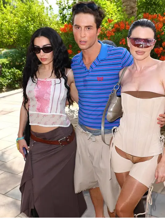 Charli xcx yang juga jadi salah satu performance, memilih tampil mengenakan atasan spaghetti strap sherr putih motif bunga dipadukan rok asimetris coklat serta beltnya. [@thisisjulianfox]