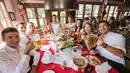 Para pemain Bayern Munchen bersama pasangannya bersulang saat menghadiri festival bir Oktoberfest 2017 di Munich, Jerman (23/9). Festival ini diadakan dari tanggal 16 sampai 3 Oktober 2017. (AFP Photo/Pool/Alexandra Beier)