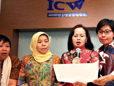 Anggota Pansel Capim KPK Betty Alisjahbana (kedua kanan) didampingi Anis Hidayah, Lelyana Santosa, Tri Mumpuni menyampaikan pernyataan sikap kriminalisasi terhadap Bambang Widjojanto di ICW, Jakarta, Senin (12/10/2015). (Liputan6.com/Immanuel Antonius)