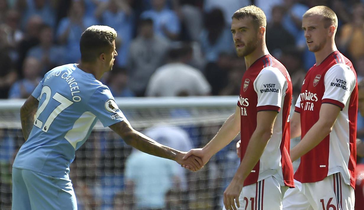 Barisan belakang Arsenal pun menjadi sorotan karena dalam pertandingan kali ini Arsenal menurunkan lima bek sekaligus untuk meredam serangan Manchester City. (Foto: AP/Rui Vieira)