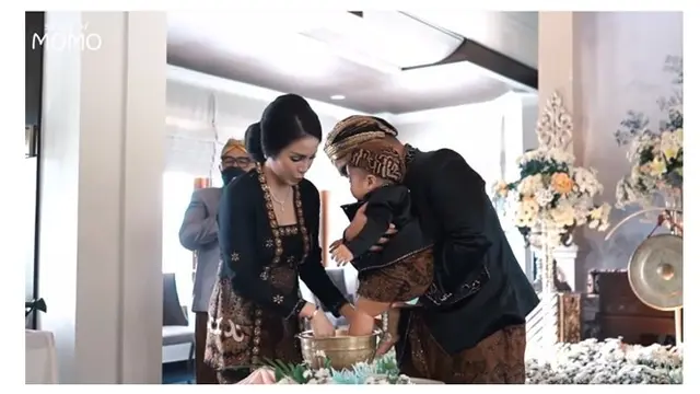 10 Potret Momo Geisha Gelar Tedak Siten untuk Anak Kedua, Mewah Banget