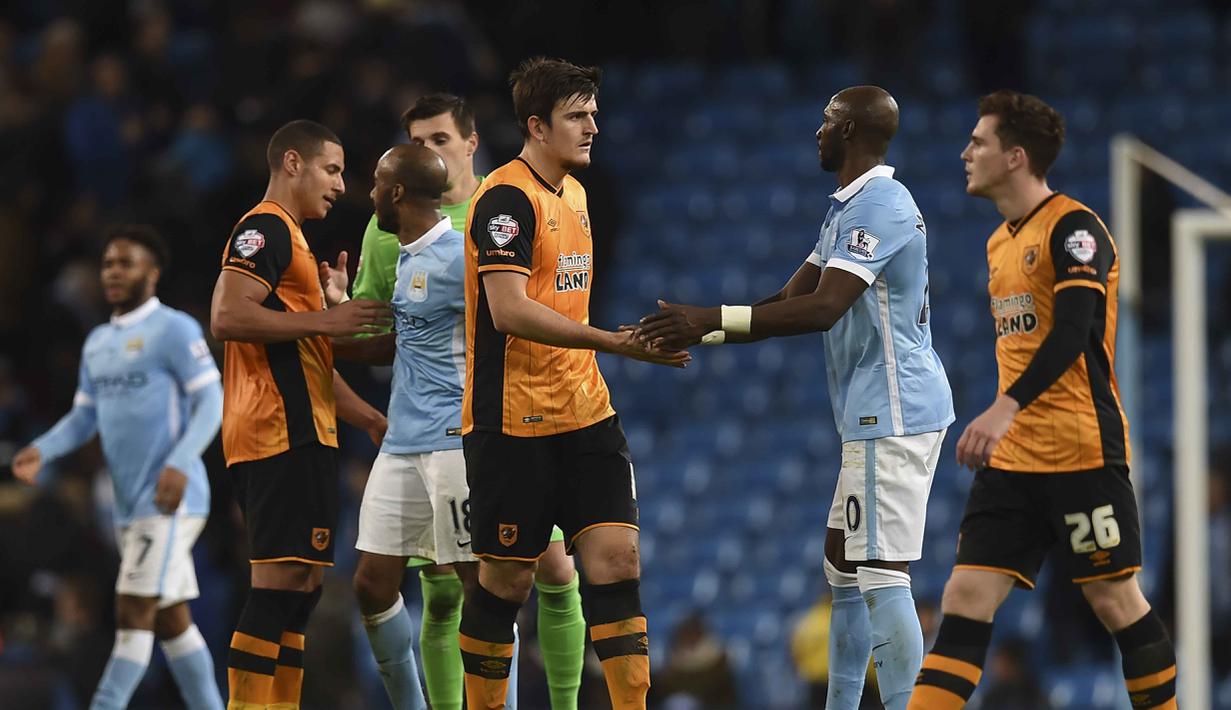 Pemain Hull City, Harry Maguire (3 kanan) bersalaman dengan Pemain Manchester City, Eliaquim Mangala (2kanan) usai laga piala Liga Inggris di Stadion Etihad, Manchester, Rabu (2/12/2015). Manchester City menang 4-1. (AFP Photo/Paul Ellis)
