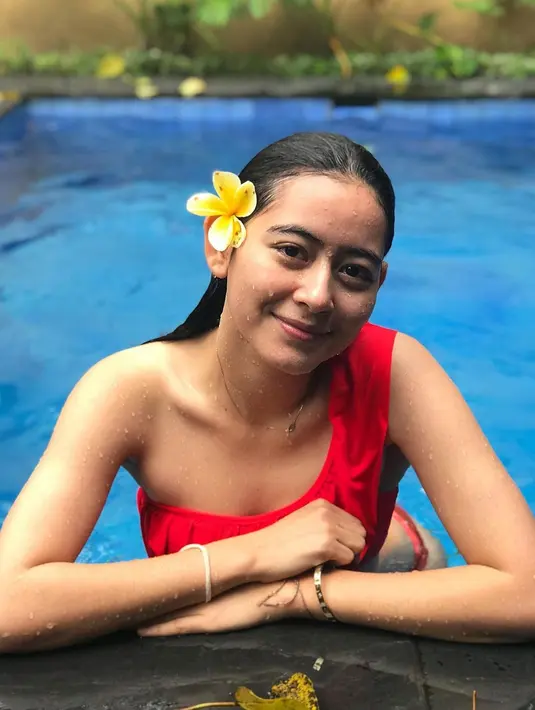 Aura kecantikan Laura Theux begitu terpancarkan saat berenang. Terlebih, senyum tipisnya semakin membuat pemilik 435 ribu followers di Instagram ini terlihat begitu manis. Wajar saja jika banyak yang menyukai fotonya saat berenang ini.(Liputan6.com/IG/@laura_theux)
