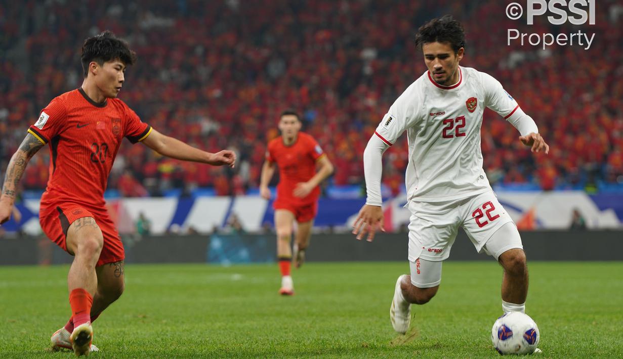 Pemain Timnas Indonesia, Nathan Tjoe-A-On berusaha melewati pemain China, Xie Wenneng saat laga lanjutan putaran ketiga Grup C Kualifikasi Piala Dunia 2026 di Qingdao Youth Stadium, Qingdao, China, Selasa (15/10/2024). (Dok. PSSI)