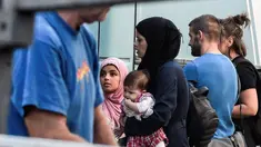 Para migran bersiap naik bus selama operasi polisi di pusat Athena, Yunani (19/9/2019). Polisi di Athena pada 19 September 2019 memindahkan lebih dari 200 migran, termasuk lusinan anak-anak, dari dua tempat di pusat kota sebagai bagian dari pembersihan. (AFP Photo/Louisa Gouliamaki)
