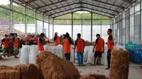 Produksi olahan sabut kelapa di Lapas Pohuwato tidak hanya mendatangkan penghasilan bagi para napi, tetapi juga suasana yang lebih nyaman bagi seluruh penghuni Lapas. (Liputan6.com/Arfandi Ibrahim)