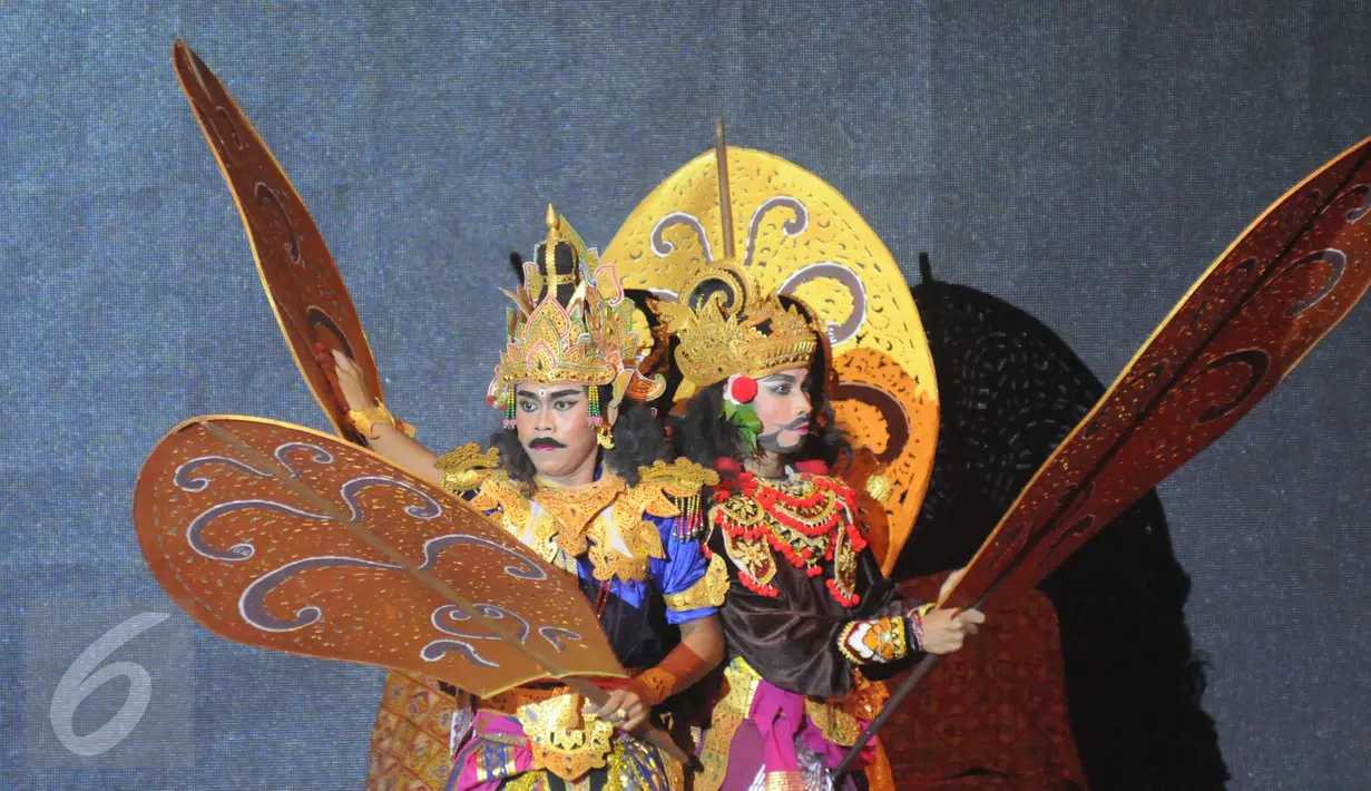 Salah satu adegan dari kisah turunnya Bhagavad Gita yang ditampilkan pada perayaan Gita Jayanti dalam bentuk drama tari di Jakarta, Sabtu (24/12). (Liputan6.com/Helmi Afandi)