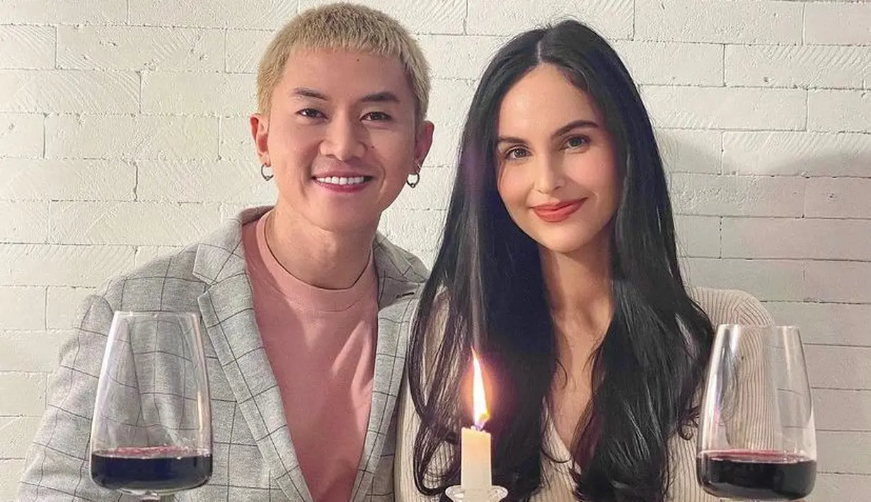 Di momen valentine, pasangan ini tampil serasi kenakan outfit warna soft. (Instagram/rafaell_16).