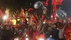 Sejumlah warga konvoi merayakan keberhasilan Vietnam mengalahkan Qatar pada semifinal Piala AFC U-23 di Hanoi, Rabu (23/1/2018). Vietnam berhasil lolos ke final untuk menantang pemenang antara Uzbekistan dan Korea Selatan. (AFP/Hoang Dinh Nam)