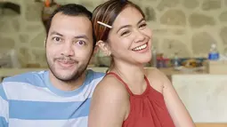Menikah pada 5 Juni 2021 lalu, Indah Indriana tampak harmonis dengan sang suami, Diaz Adritya Putra Adrian. Usut punya usut, rupanya kisah cinta mereka berawal dari teman SMA. Rumah tangga mereka jauh dari isu miring.(Liputan6.com/IG/@indahindriana)