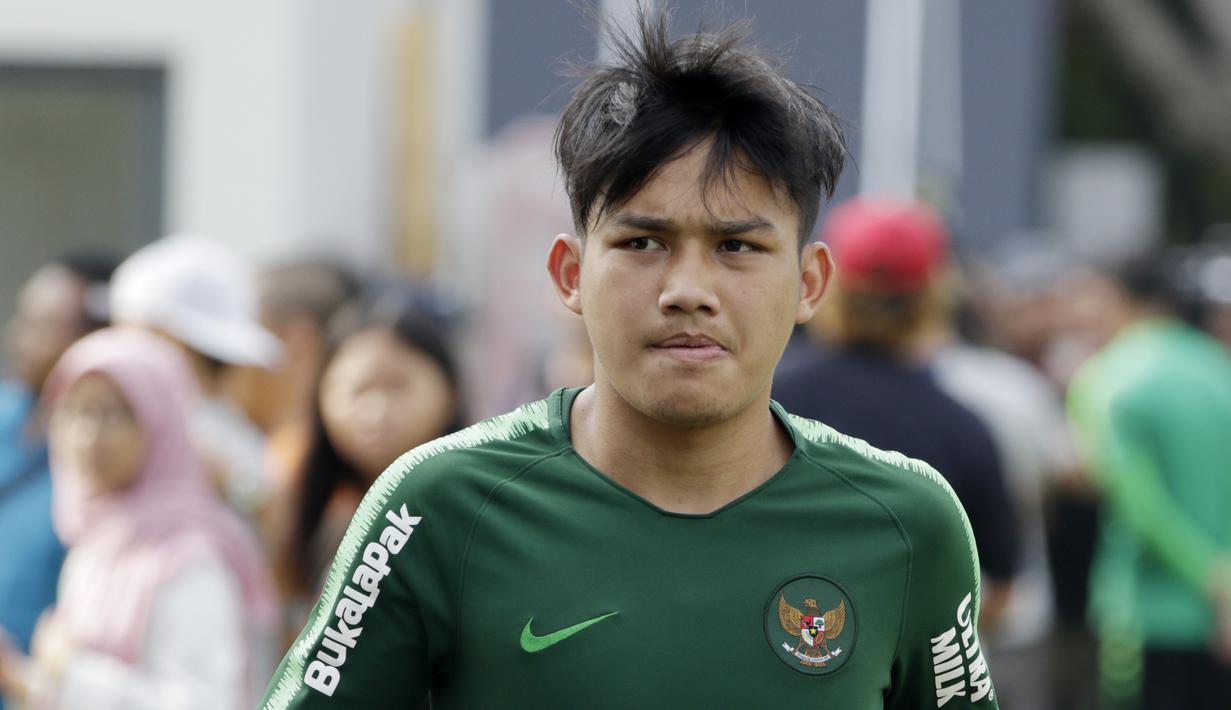 Pemain Timnas Indonesia U-22, Witan Sulaeman, saat latihan di Lapangan ABC, Senayan, Jakarta, Sabtu (12/1). Witan menjadi pemain termuda dalam pemusatan latihan dan seleksi Timnas Indonesia U-22 dengan usia 17 tahun. (Bola.com/M Iqbal Ichsan)