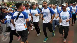 Bupati Lombok Barat, Fauzan Khalid bersama artis Chico Jericho melakukan lari bersama di Kawasan HBKB Bunderan Hotel Indonesia Jakarta, Minggu (2/4). Acara tersebut berlangsung akan berlangsung pada pada tanggal 30 April 2017. (Liputan6.com/Johan Tallo)