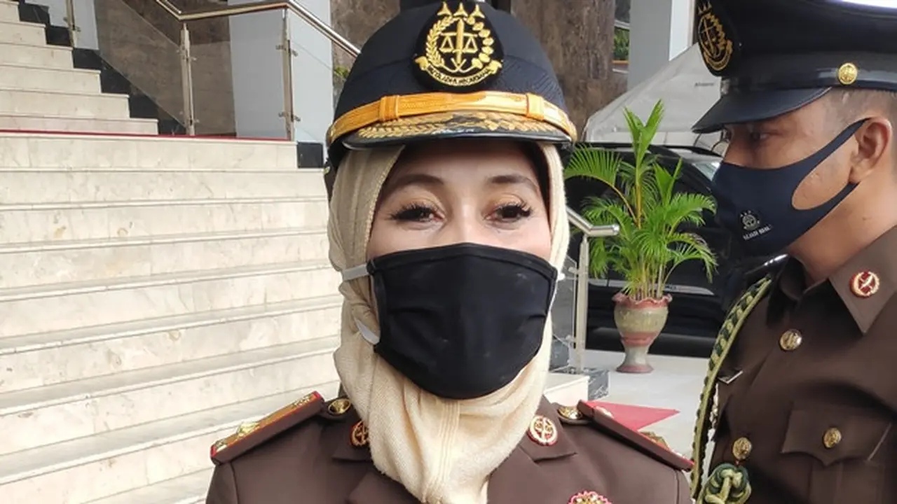 Kepala Kejati Riau Dr Mia Amiati menyebut dugaan jaksa peras tersangka dihembuskan pihak tak  bertanggungjawab.