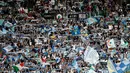 Ribuan suporter Lazio saat mendukung timnya melawan AC Milan pada lanjutan Liga Serie A Italia di stadion Olimpiade Roma, (10/9). Lazio menang atas AC Milan 4-1. (AP Photo/Alessandra Tarantino)
