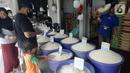 Pedagang beras melayani pembeli di pinggir Jalan Raya Pamulang, Tangerang Selatan, Banten, Jumat (11/12/2020). Jelang Natal dan Tahun Baru 2021, harga beras dipasaran masih normal tidak ada kenaikan. (merdeka.com/Dwi Narwoko)