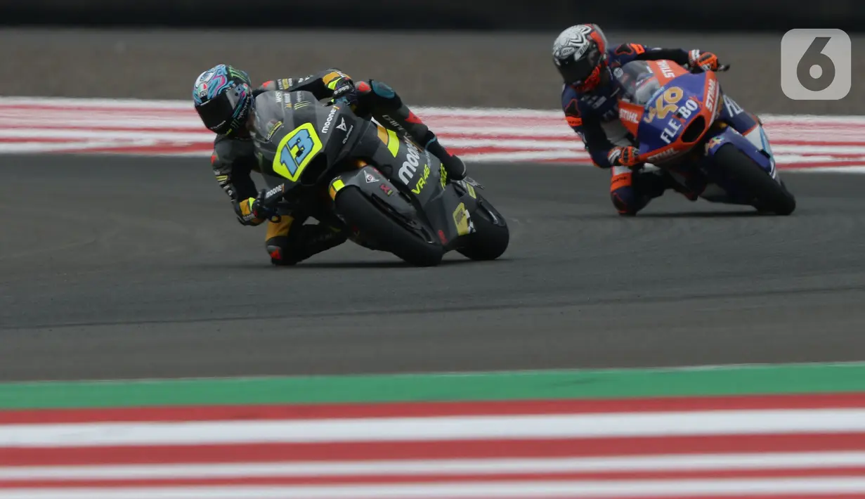 Pembalap Mooney VR46 Racing Team, Celestino Vietti (kiri) beradu cepat dengan Aron Canet (Flexbox HP40) saat berlomba di ajang Moto2 GP Mandalika di Pertamina Mandalika International Street Sirkuit, Nusa Tenggara Barat, Minggu (20/3/2022). (Liputan6.com/Helmi Fithriansyah)
