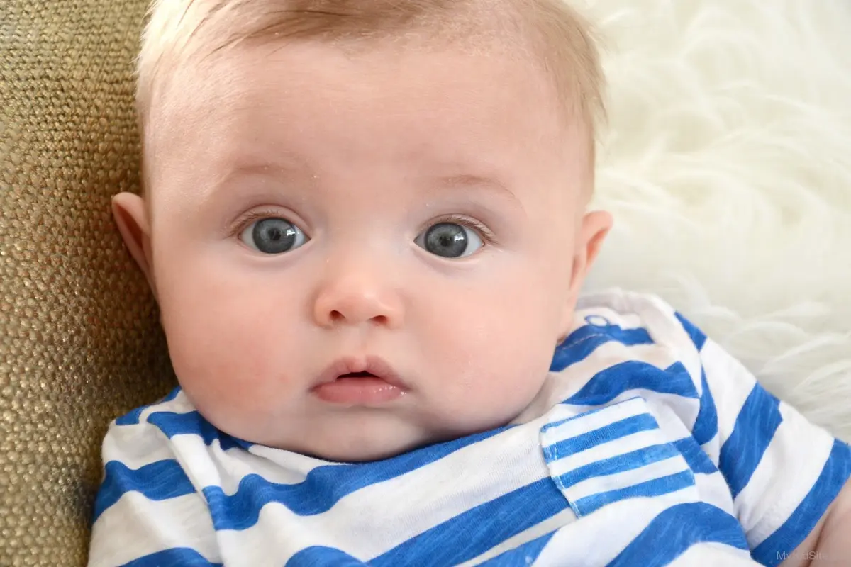 Jutaan Orang Tertawa Melihat Tingkah Bayi Pencemburu Ini