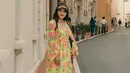 <p>Namun yang benar-benar menjadi statement utama adalah outer dramatis berbulu warna biru elektrik yang membalut tubuhnya. [@ashanty_ash].</p>
