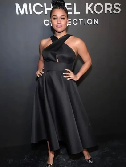 Bintang "West Side Story" Ariana DeBose tampil glamor berbalut dress hitam dan bun hairstyle saat hadiri NYFW untuk Michael Kors. (Instagram/arianadebose).