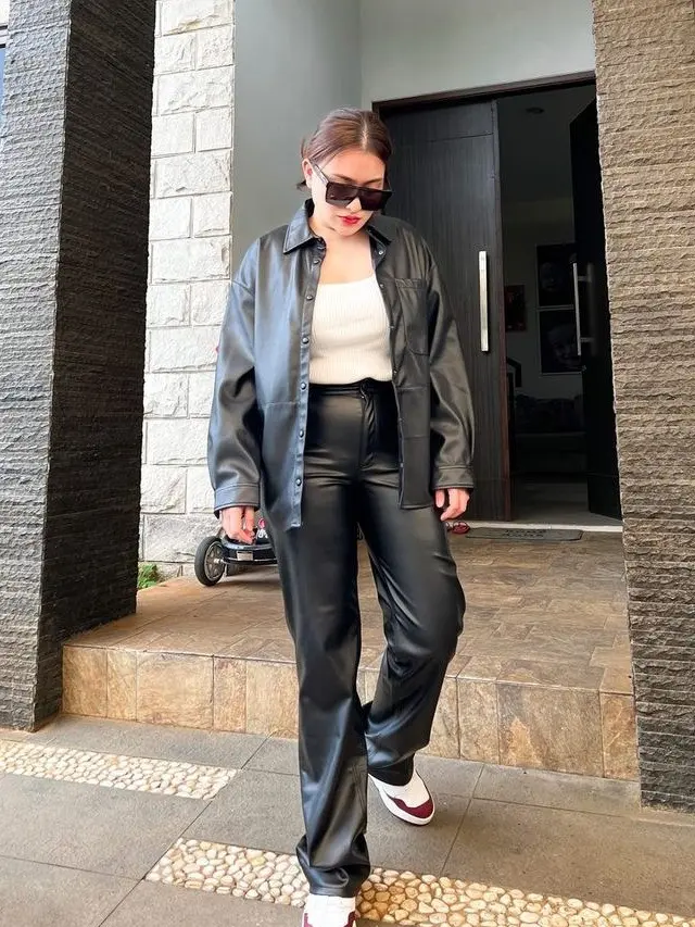 Potret Nathalie Holscher bergaya gothic (Instagram/@nathalieholscher)