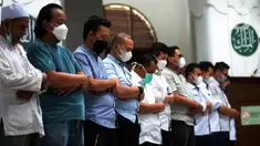 Umat muslim melaksanakan salat zuhur di Masjid Cut Meutia, Jakarta, Kamis (10/3/2022). MUI mengizinkan saf salat kembali rapat seiring kasus COVID-19 mulai landai, selain itu aktivitas pengajian di masjid dan perkantoran dapat dilaksanakan dengan disiplin menjaga kesehatan. (merdeka.com/Imam Buhori)