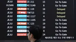 Untuk memastikan bahwa siswa remaja yang mengikuti ujian masuk perguruan tinggi tidak terganggu, pemerintah Korea Selatan menerapkan sejumlah pelarangan sejumlah aktivitas untuk sementara waktu, termasuk larangan lepas landas dan mendaratnya pesawat selama ujian mendengarkan bahasa Inggris. Tampak dalam foto, penumpang berjalan melewati papan informasi yang menampilkan penerbangan tertunda di Bandara Gimpo, Seoul, pada Kamis 13 November 2025, pada hari ujian masuk perguruan tinggi tahunan yang dikenal secara lokal sebagai Suneung. (Jung Yeon-je/AFP)