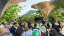 Setelah acara privat, Prada Mode Osaka dibuka untuk publik dari 8 hingga 15 Juni 2025, berlokasi di Umekita Park, taman urban seluas 45.000 meter persegi di jantung kota Osaka. Di sinilah paviliun karya SANAA menjadi pusat kegiatan budaya, lengkap dengan kafe, pusat informasi, dan ruang acara berbentuk kurva yang khas. [Dok/PRADA].