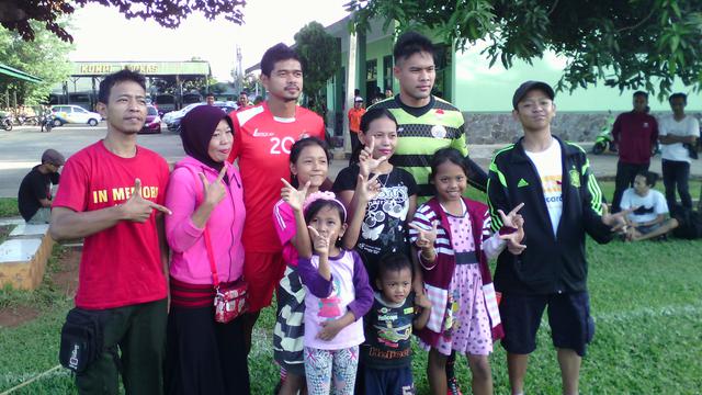 Pemain Persija Berfoto dengan Kel Muh Fahreza