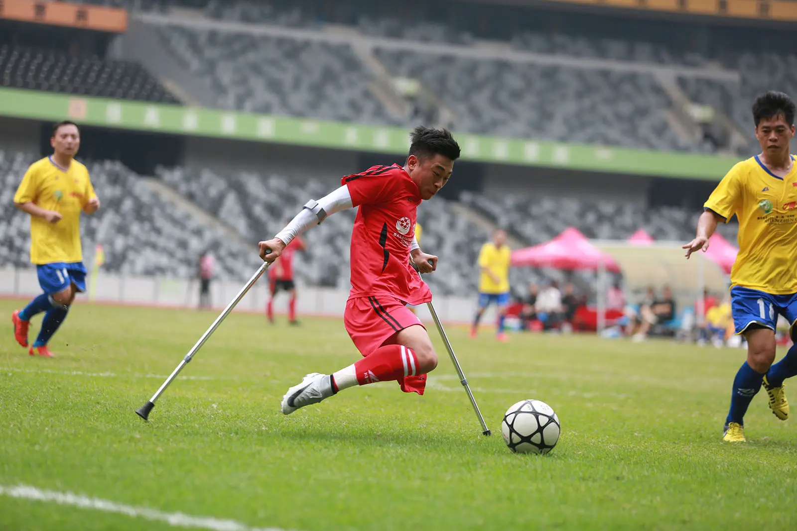 Pesepak bola asal China yang hanya memiliki satu kaki, He Yiyi, menyedot atensi masyarakat di China. (Bola.com/AFP)