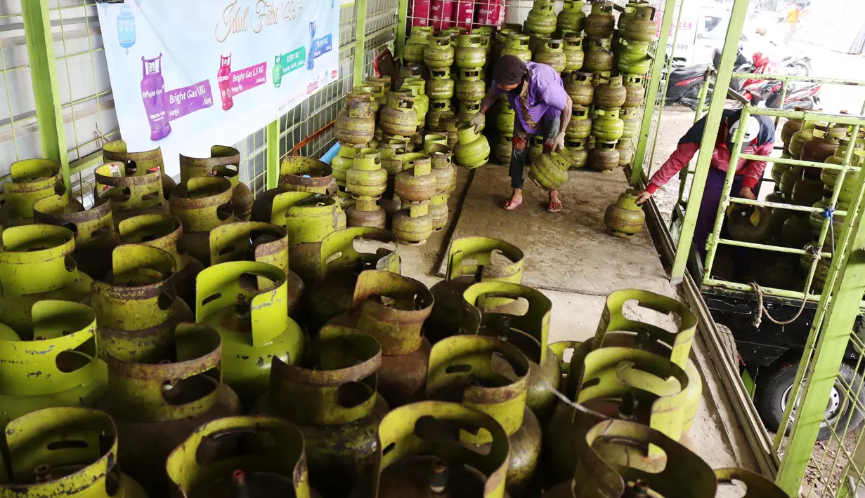 Pekerja menata tabung LPG 3 Kg di pangkalan LPG kawasan Sunter, Jakarta Utara, Jumat (21/7). Pertamina Marketing Operation Region III (MOR III) menyalurkan LPG 3 Kg di wilayah Jawa Bagian Barat sekitar 55.600.000 tabung/hari. (Liputan6.com/Angga Yuniar)