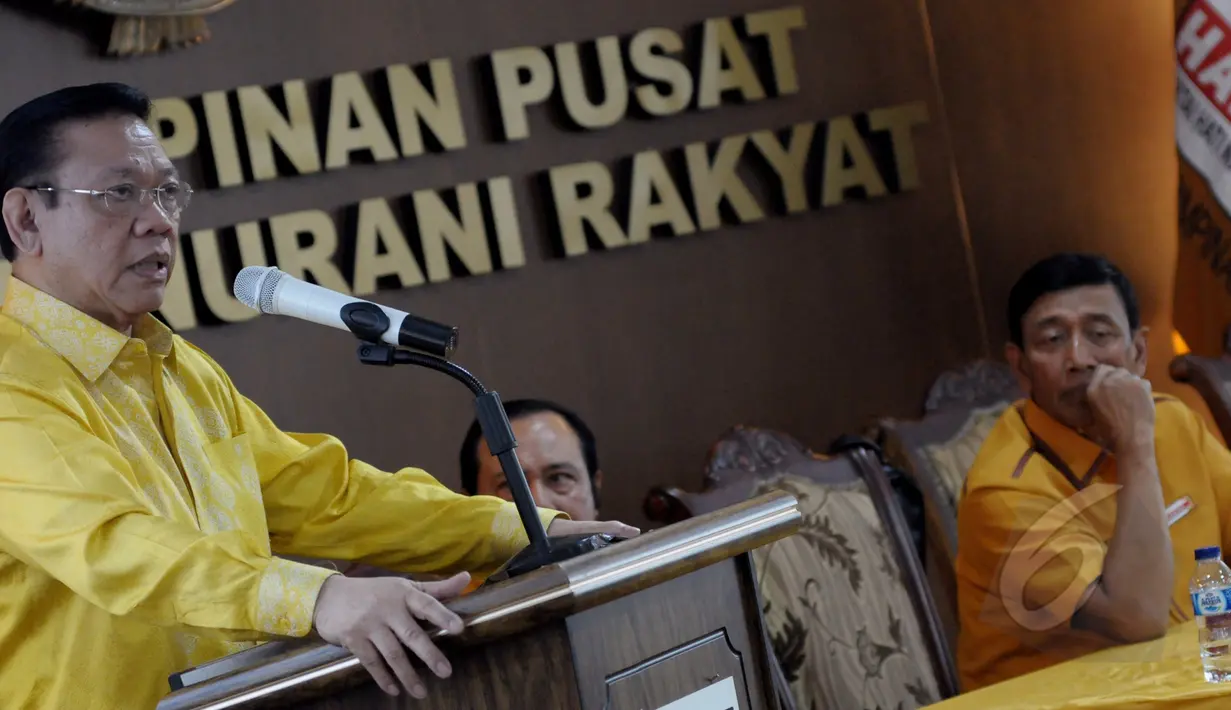 Ketua Umum Partai Golkar, Agung Laksono (kiri) berpidato pada pertemuan dengan Partai Hanura , Jakarta, Jum’at(13/3/2015). Agung Laksono menegaskan safari politiknya untuk memberikan dukungan pada pemerintahan saat ini. (Liputan6.com/Andrian M Tunay)