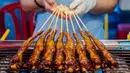 Seorang pedagang menyiapkan makanan di pasar malam Jonker Street di Melaka, Malaysia, 18 September 2020. Saat ini, Melaka telah menjadi destinasi perjalanan yang populer. (Xinhua/Zhu Wei)